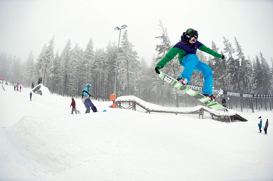 Zas a znovu do vzduchu. Špindlerův Mlýn o víkendu ožil velkou snowboardovou párty. Tradičním Burton Špindl Spring Sessions, který už tradičně bývá pro většinu účastníků zakončením sezony.