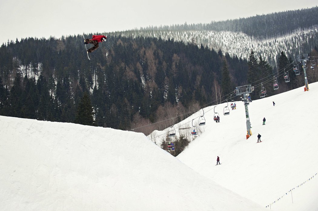 Zas a znovu do vzduchu. Špindlerův Mlýn o víkendu ožil velkou snowboardovou párty. Tradičním Burton Špindl Spring Sessions, který už tradičně bývá pro většinu účastníků zakončením sezony.