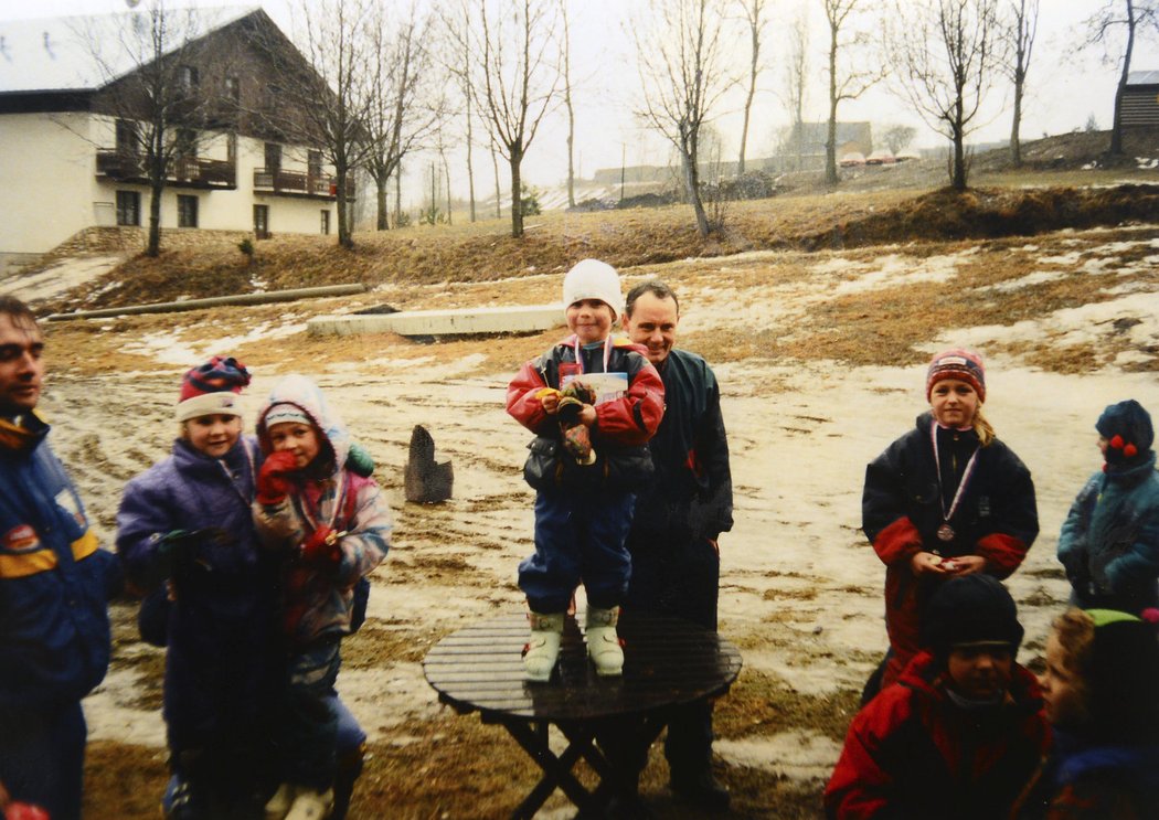 Vzpomínky na dětství. Už na lyžařském kurzu v mateřské škole Eva Samková vyhrála závěrečný závod a dostalo se jí cti vystoupit na stupeň, respektive stůl nejvyšší.