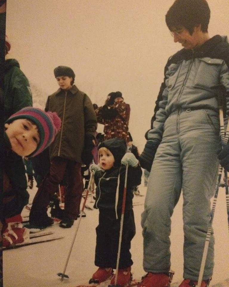 Eva Samková se na sociálních sítích pochlubila fotografií z dětství, kde stojí na lyžích