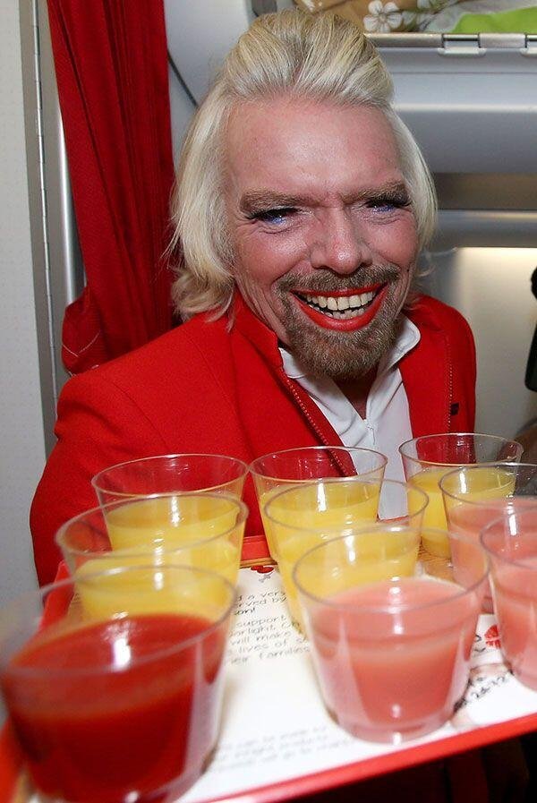 Milionář Richard Branson jako letuška