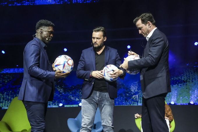 Legendární Seedorf v Praze. Vzpomínal na kolegu Jankulovského i bájný obrat Čechů z roku 2004 Legendární Seedorf v Praze. Vzpomínal na kolegu Jankulovského i bájný obrat Čechů z roku 2004