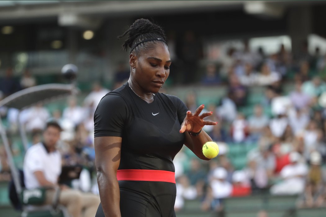 Americká tenistka Serena Williamsová odstoupila z Roland Garros. Před osmifinále s Ruskou Marií Šarapovovou skončila v turnaji kvůli zranění ruky.