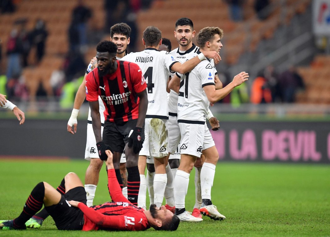 Fotbalisté Spezie slaví gól proti AC Milán
