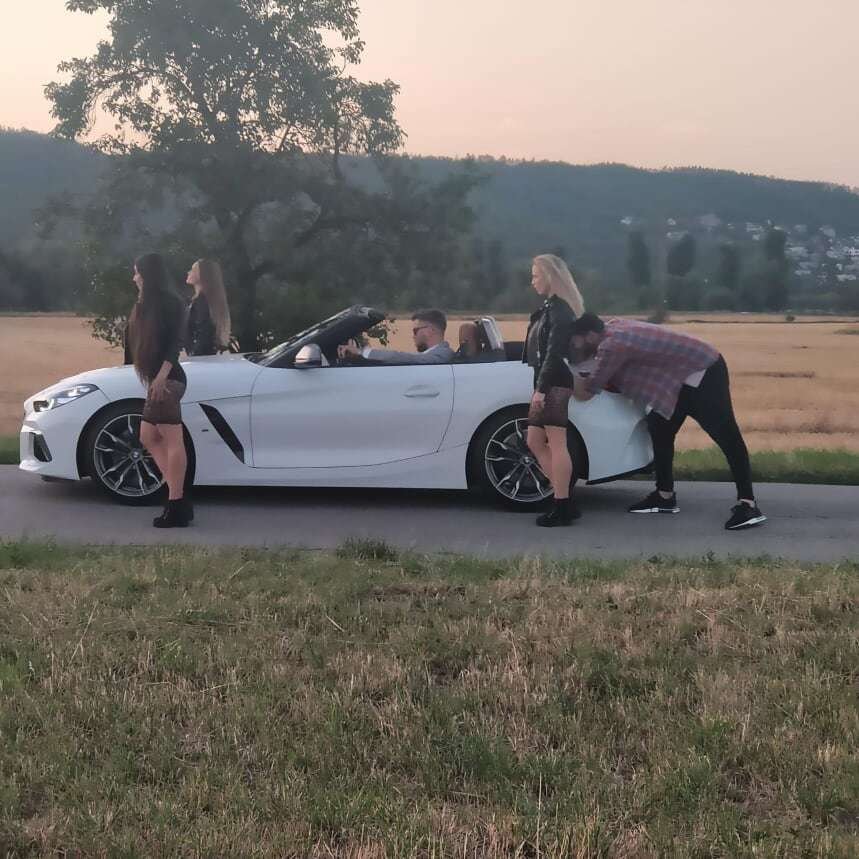 Závěr videoklipu se odehrává venku u auta, natáčení svižného videa trvalo dlouhých 14 hodin