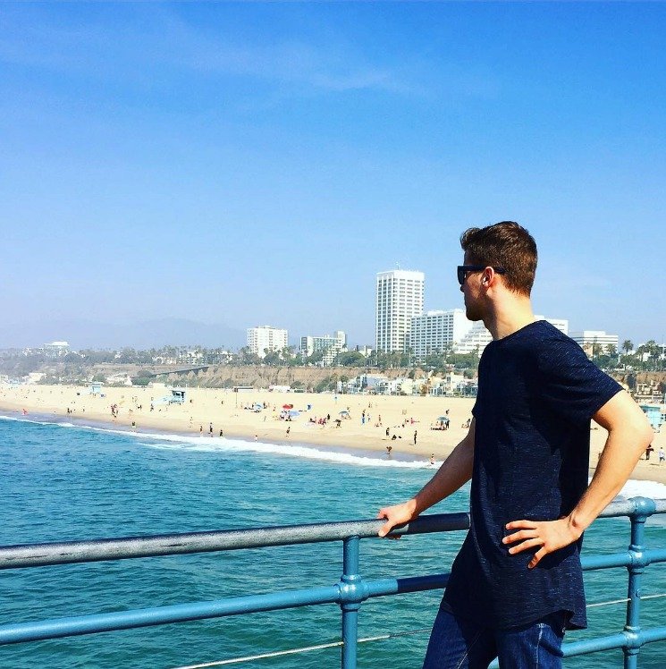 Moniko, ty jsi tak krásná. Šermíř Alexander Choupenitch posílá pozdravy ze známé pláže Santa Monica