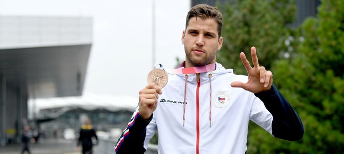 Alexander Choupenitch pózuje s olympijskou medailí.