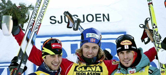 Český sdruženář Miroslav Dvořák obsadil v závodě SP v Lillehammeru deváté místo. Na snímku je vítězná trojice Kokslien, Lamy Chappuis a Gottwald. 