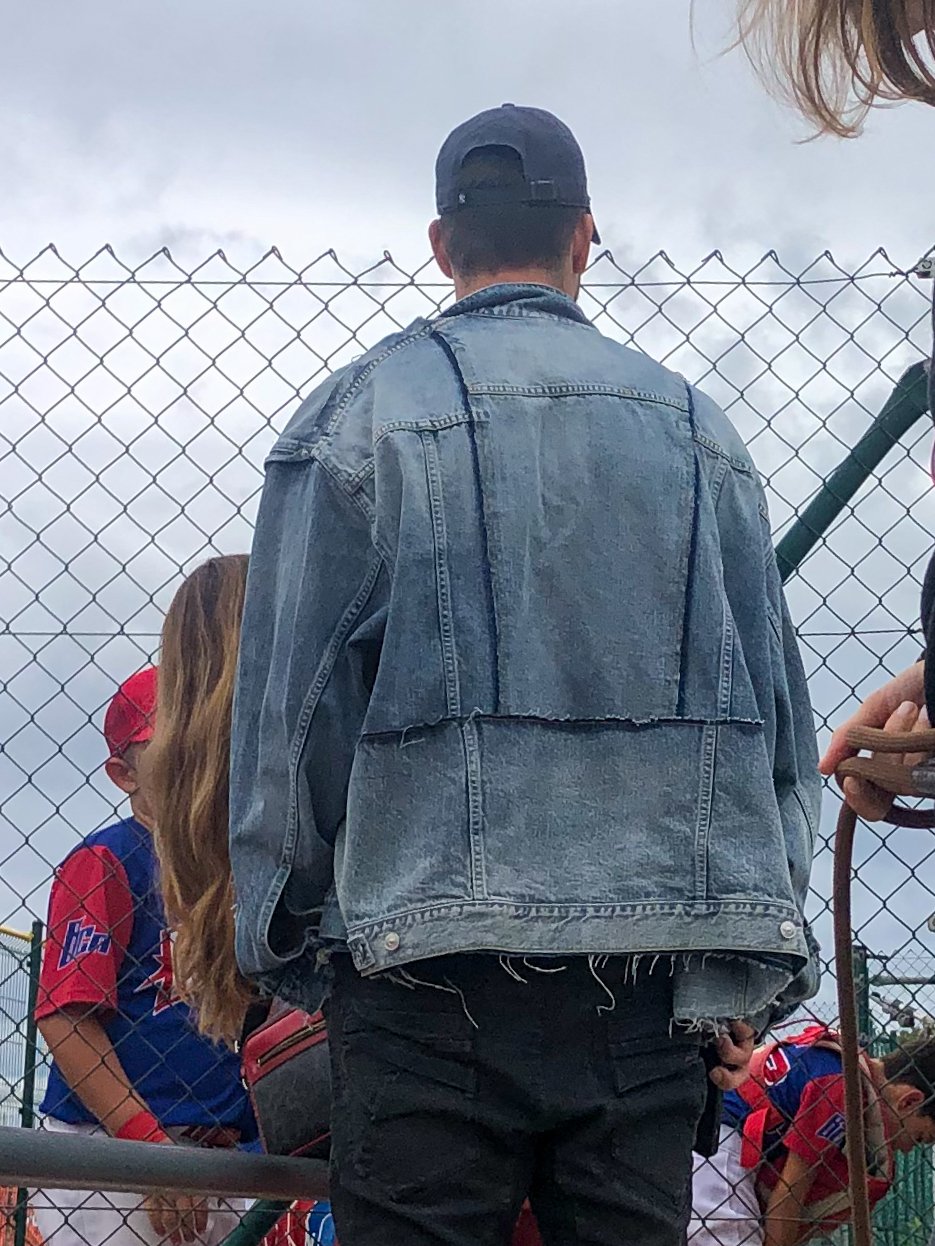Fotbalista Gerard Piqué a jeho ex-přítelkyně Shakira se šli podívat na syna během baseballového turnaje. Vzájemně si ale udržovali značný distanc