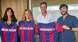Shakira nedávno pózovala s dresem Barcelony, tedy klubu, kde zářil její nenáviděný expřítel Gerard Piqué