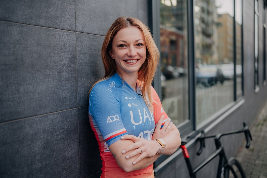 Češka cyklistka Tereza Neumanová jezdí za ženskou odnož týmu, za nějž bojuje i hvězdný Tadej Pogačar