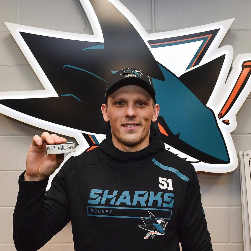 Radim Šimek se prvním gólem v NHL, který se nakonec ukázal jako rozhodující, podílel na triumfu San Jose 5:2 nad New Jersey.