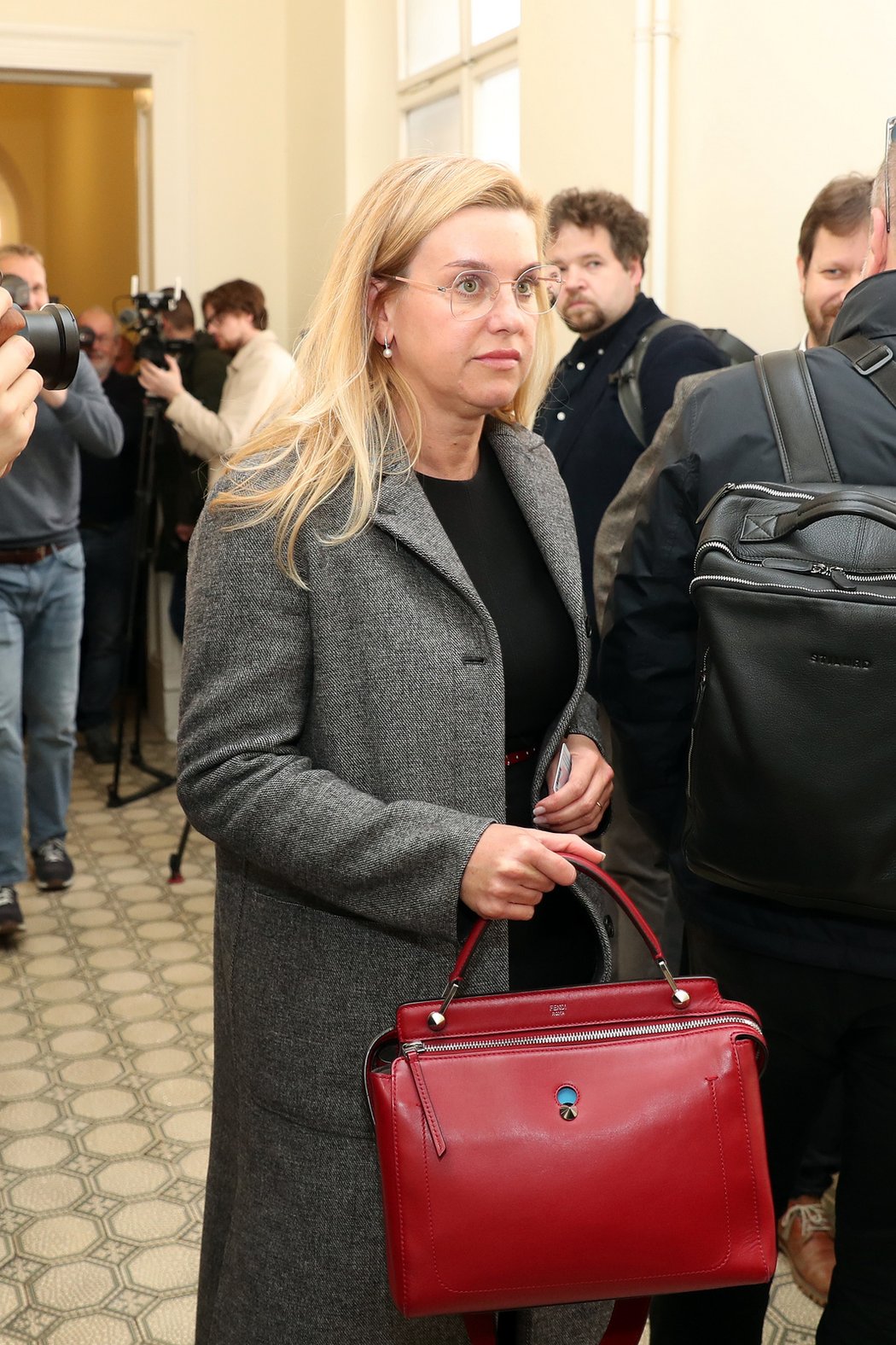 Simona Kratochvílová, bývalá milenka Miroslava Pelty a náměstkyně na ministerstvu školství, mládeže a tělovýchovy, dorazila k soudu stylově. Šedý kabát a černé šaty doplnila o luxusní kabelku Fendi