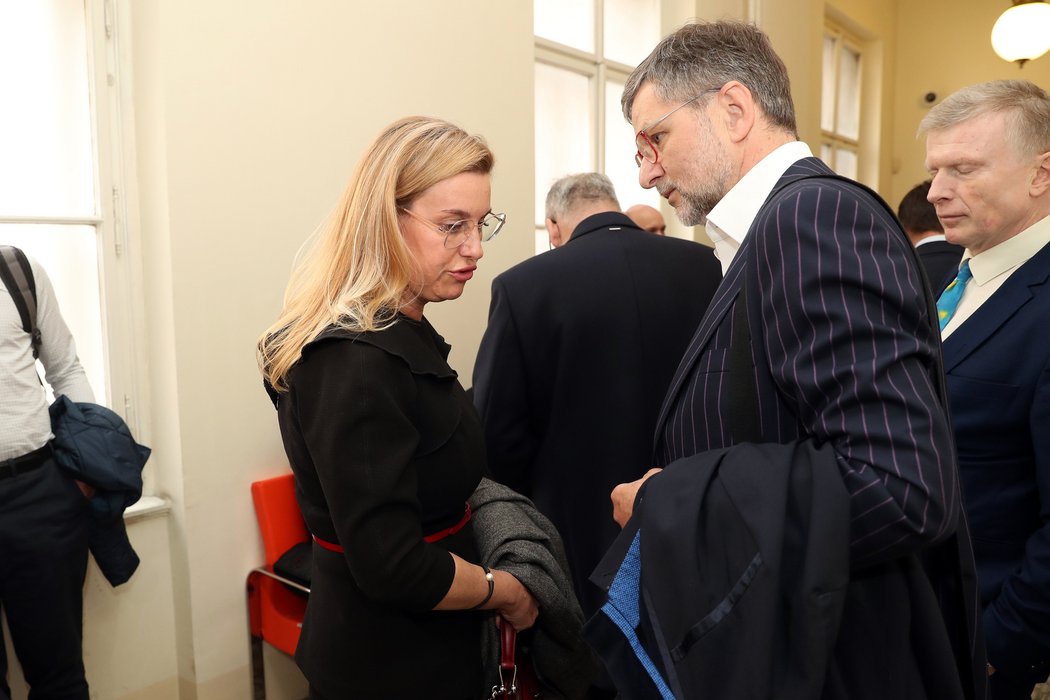 Simona Kratochvílová, bývalá milenka Miroslava Pelty a náměstkyně na ministerstvu školství, mládeže a tělovýchovy, dorazila k soudu v černých šatech
