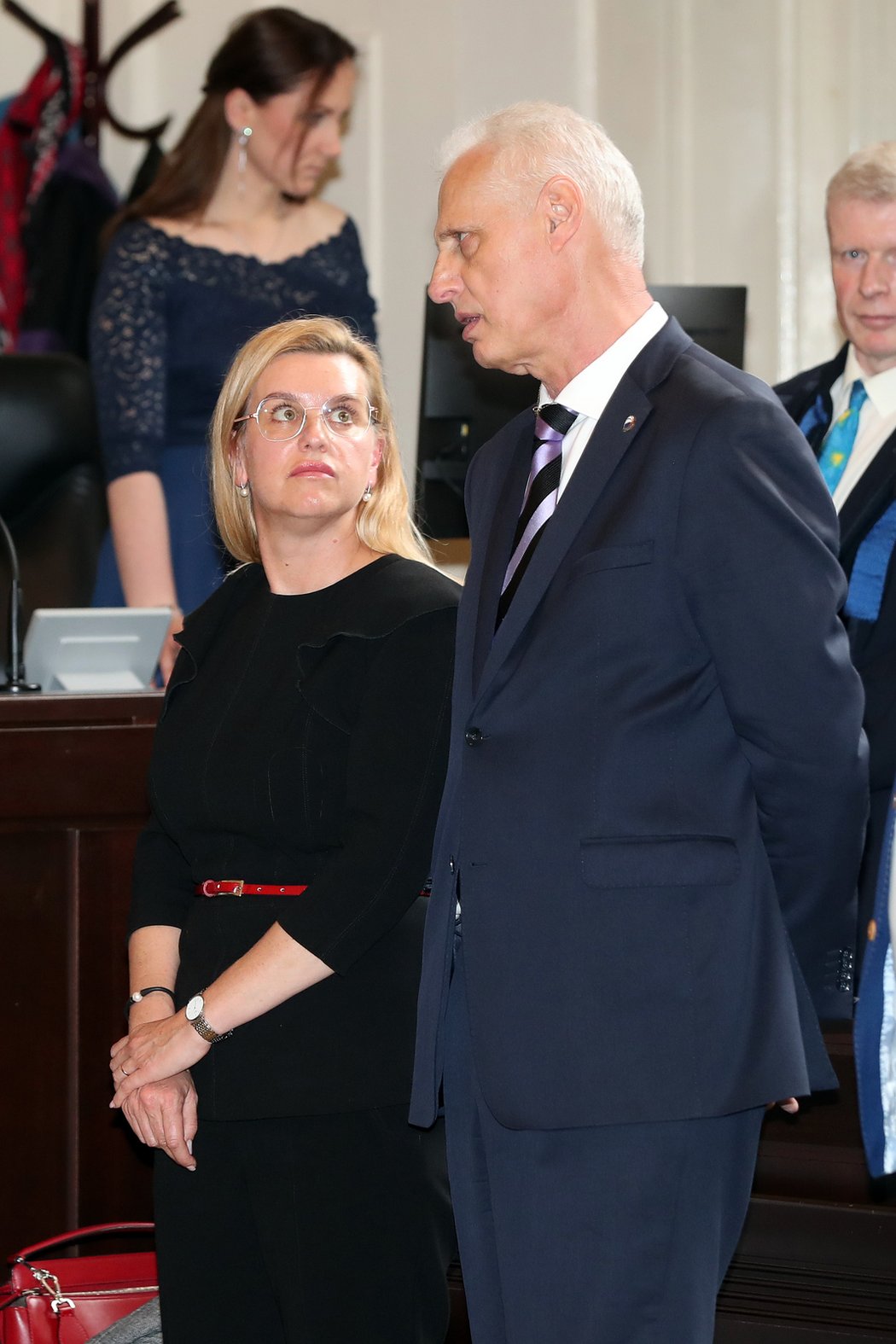 Simona Kratochvílová, bývalá milenka Miroslava Pelty a náměstkyně na ministerstvu školství, mládeže a tělovýchovy, dorazila k soudu v černých šatech