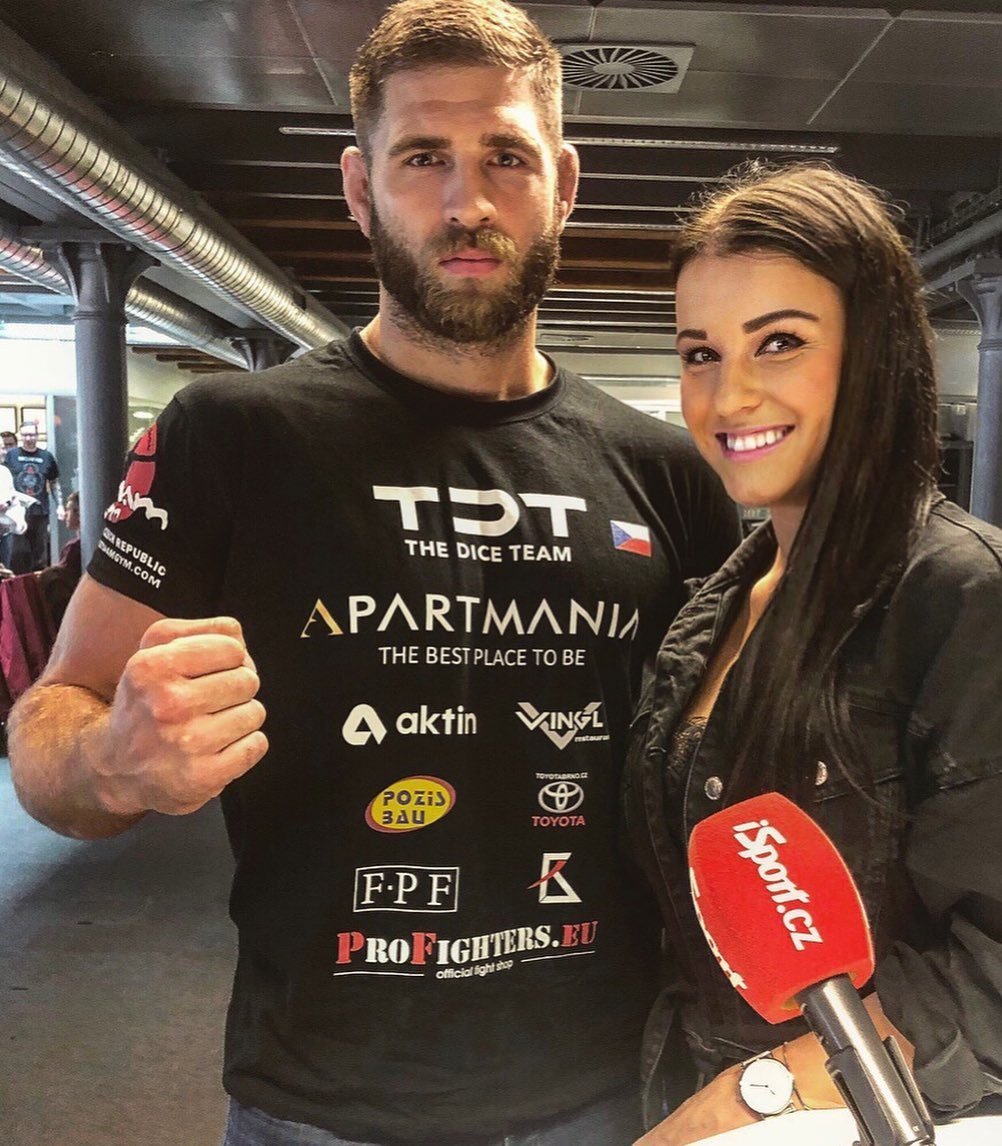 Reportérka deníku Sport Simona Kubišová a MMA zápasník Jiří Procházka