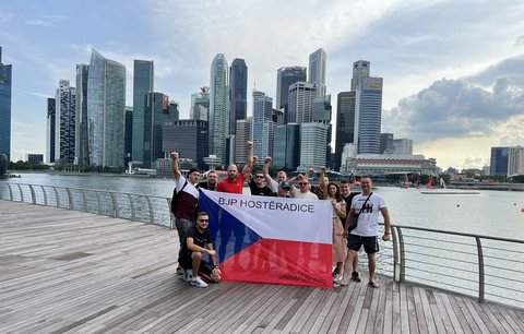 Český bijec Jiří Procházka se v Singapuru před velkou bitvou o titul v UFC potkal a vyfotil se svými fanoušky