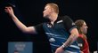 Český šipkař Adam Gawlas při zápase na Grand Slam of Darts s Ryanem Searlem (v pozadí)