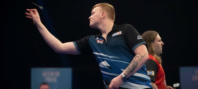 Český šipkař Adam Gawlas při zápase na Grand Slam of Darts s Ryanem Searlem (v pozadí)