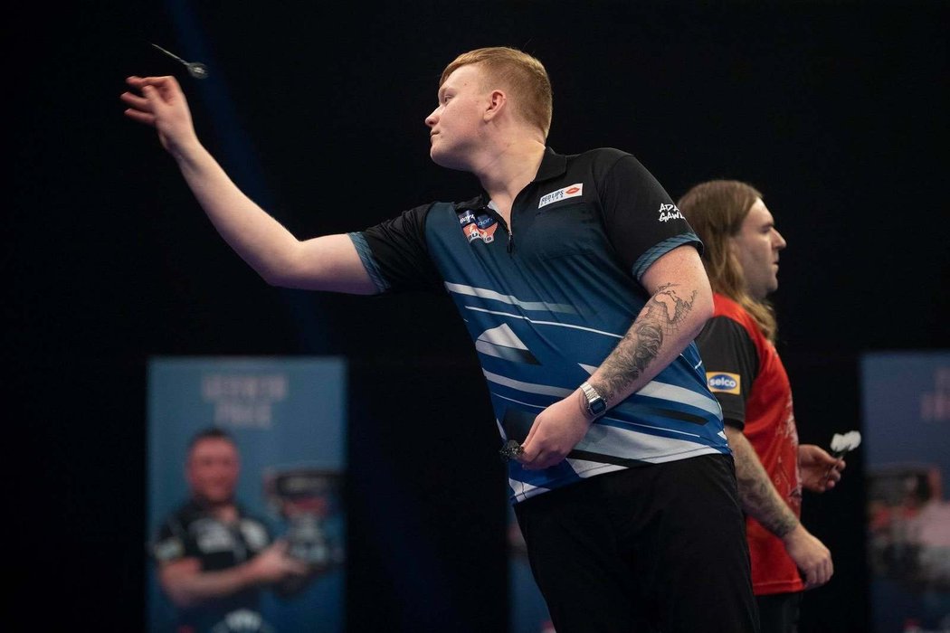 Český šipkař Adam Gawlas při zápase na Grand Slam of Darts s Ryanem Searlem (v pozadí)