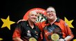 Vítěz Czech Darts Open 2019 Jamie Hughes (vlevo) a druhý Stephen Bunting