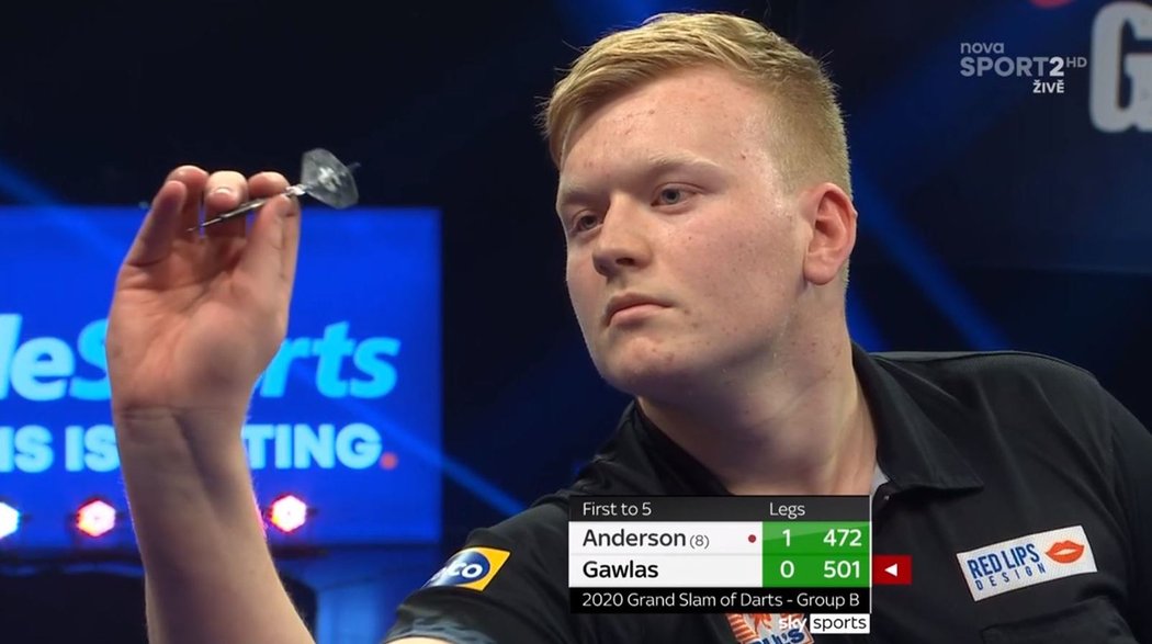 Český šipkařský talent Adam Gawlas při svém prvním zápase na Grand Slam of Darts proti Garymu Andersonovi