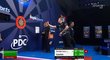 Český šipkařský talent Adam Gawlas při svém prvním zápase na Grand Slam of Darts proti Garymu Andersonovi