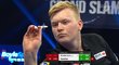 Český šipkařský talent Adam Gawlas při svém prvním zápase na Grand Slam of Darts proti Garymu Andersonovi