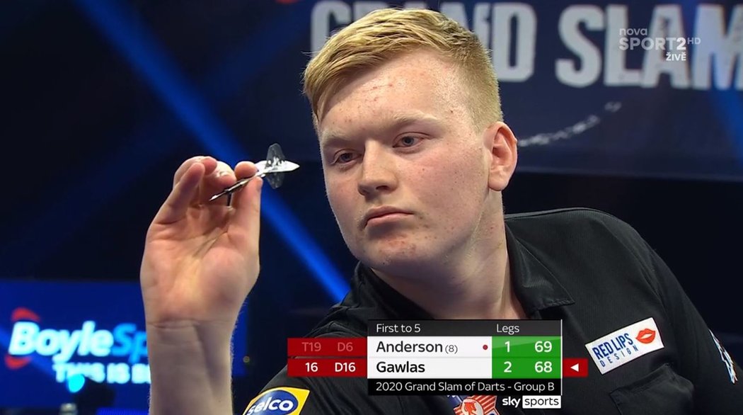 Český šipkařský talent Adam Gawlas při svém prvním zápase na Grand Slam of Darts proti Garymu Andersonovi