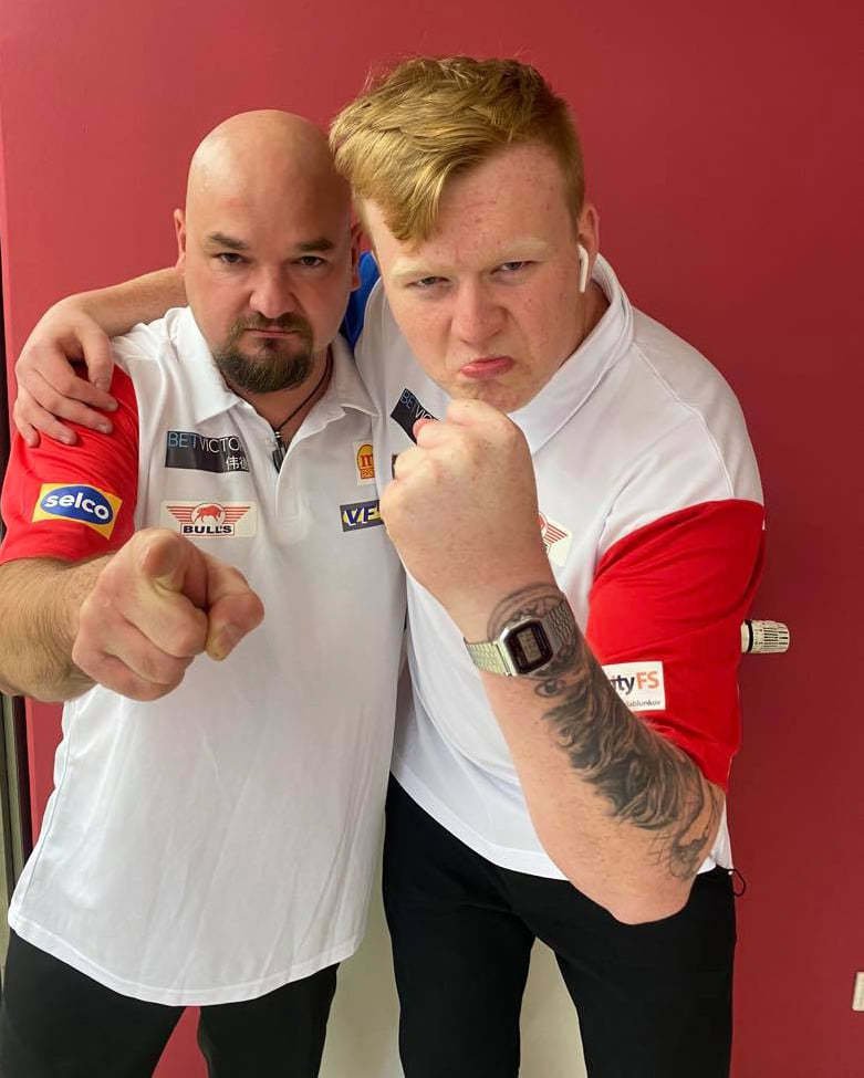 Karel Sedláček (vlevo) a Adam Gawlas reprezentovali Českou republiku na šipkařském World Cup of Darts