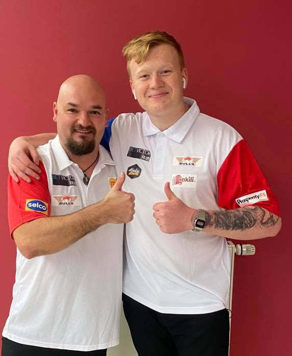 Karel Sedláček (vlevo) a Adam Gawlas reprezentovali Českou republiku na šipkařském World Cup of Darts