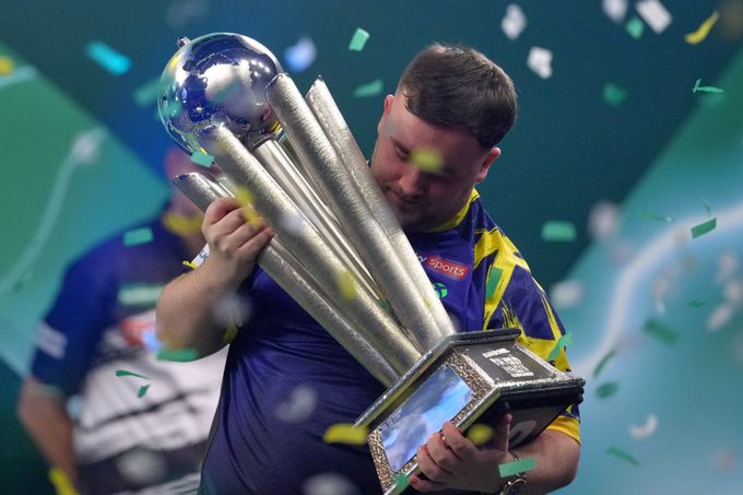 Littler obhájil titul na šipkařském MS. Ve finále deklasoval 7:1 Van Veena Littler obhájil titul na šipkařském MS. Ve finále deklasoval 7:1 Van Veena