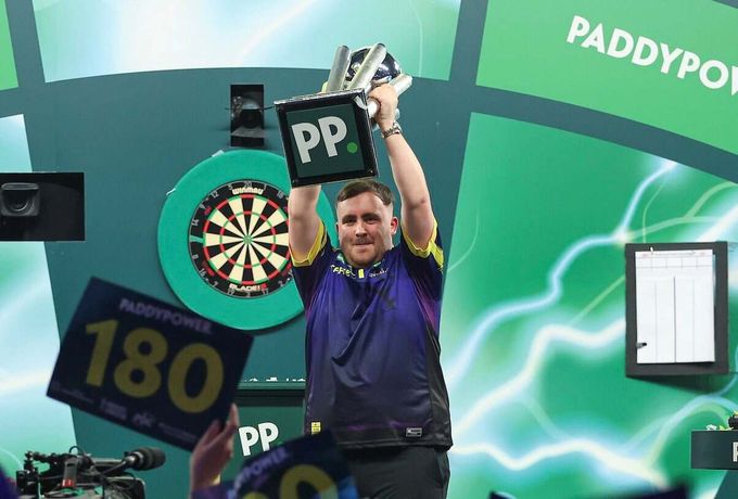 Král šipek Littler (18): V devíti házel po hospodách, jako teenager už vydělal miliony Král šipek Littler (18): V devíti házel po hospodách, jako teenager už vydělal miliony