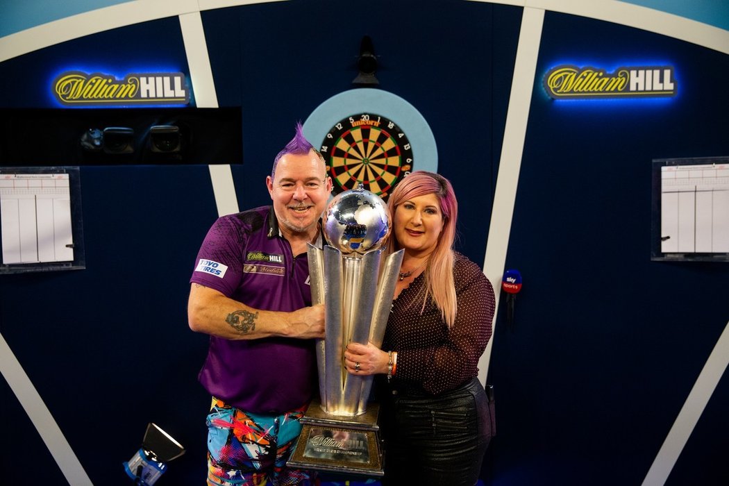 Mistr světa v šipkých Peter Wright s manželkou Joanne