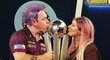 Peter Wright s manželkou Joanne a trofejí pro mistra světa v šipkách