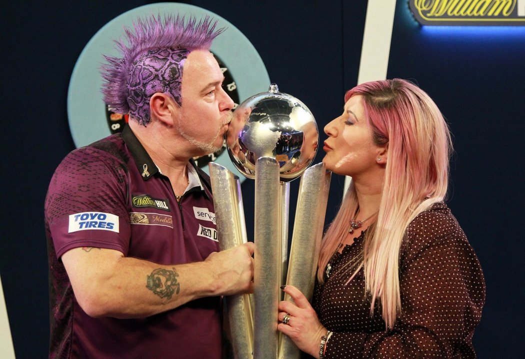 Peter Wright s manželkou Joanne a trofejí pro mistra světa v šipkách