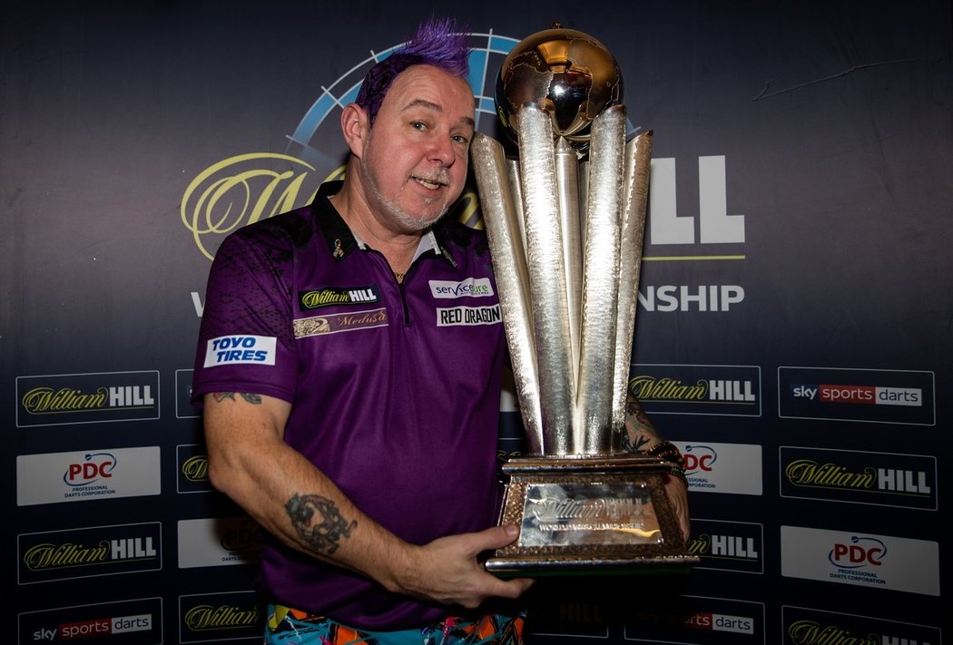 Peter Wright s trofejí pro mistra světa v šipkách