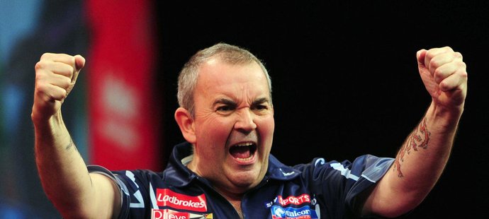 Phil Taylor se raduje z vítězství v semifinále nad svým rivalem Raymondem van Barneveldem