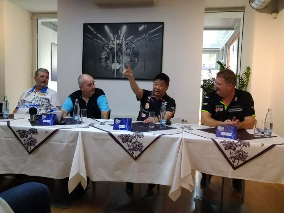 Šipkařské legendy v Praze. Zprava: Colin Lloyd, Paul Lim, Phil Taylor, Martin Adam