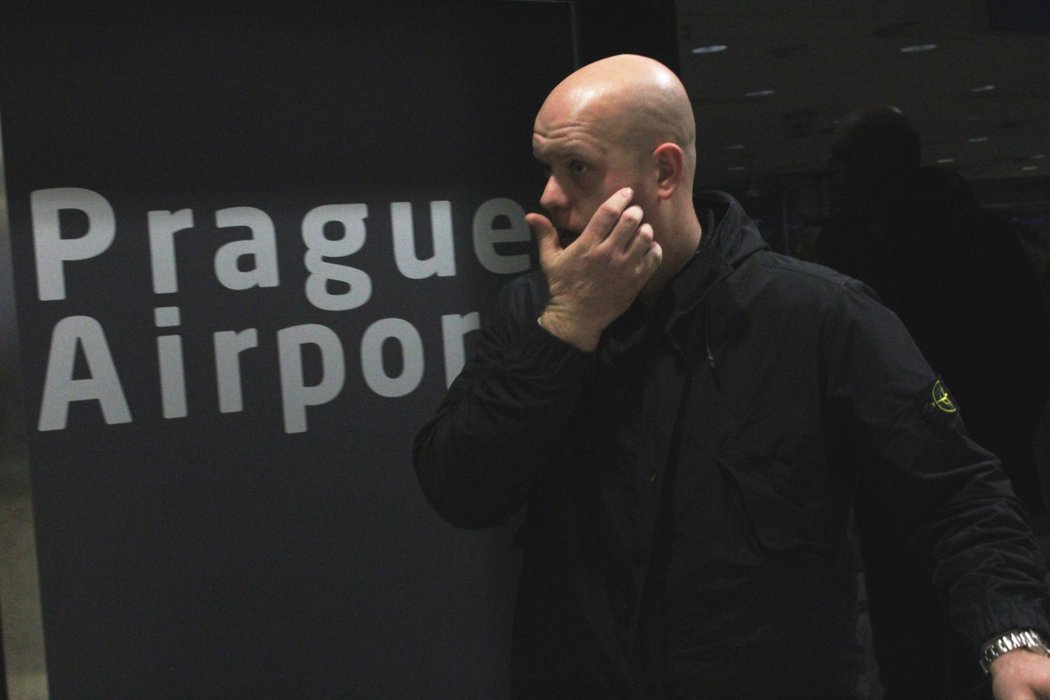 Světová šipkařská jednička Michael van Gerwen krátce po příletu do Prahy