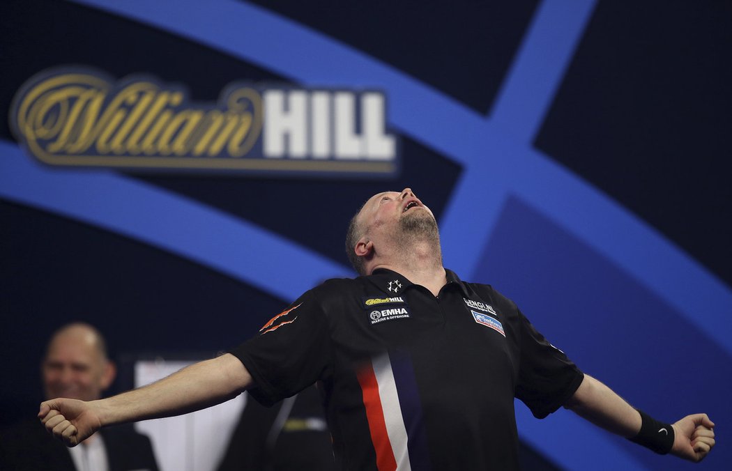 Raymond van Barneveld se raduje z postupu do semifinále mistrovství světa v šipkách.