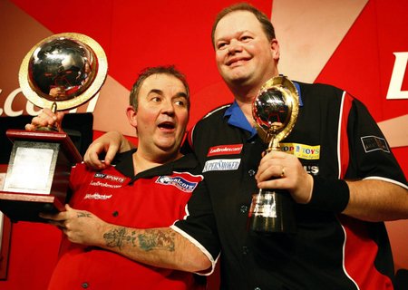 Phil Taylor a jeho soupeř Raymond van Barneveld