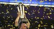 Michael van Gerwen se raduje s trofejí pro šipkařského mistra světa
