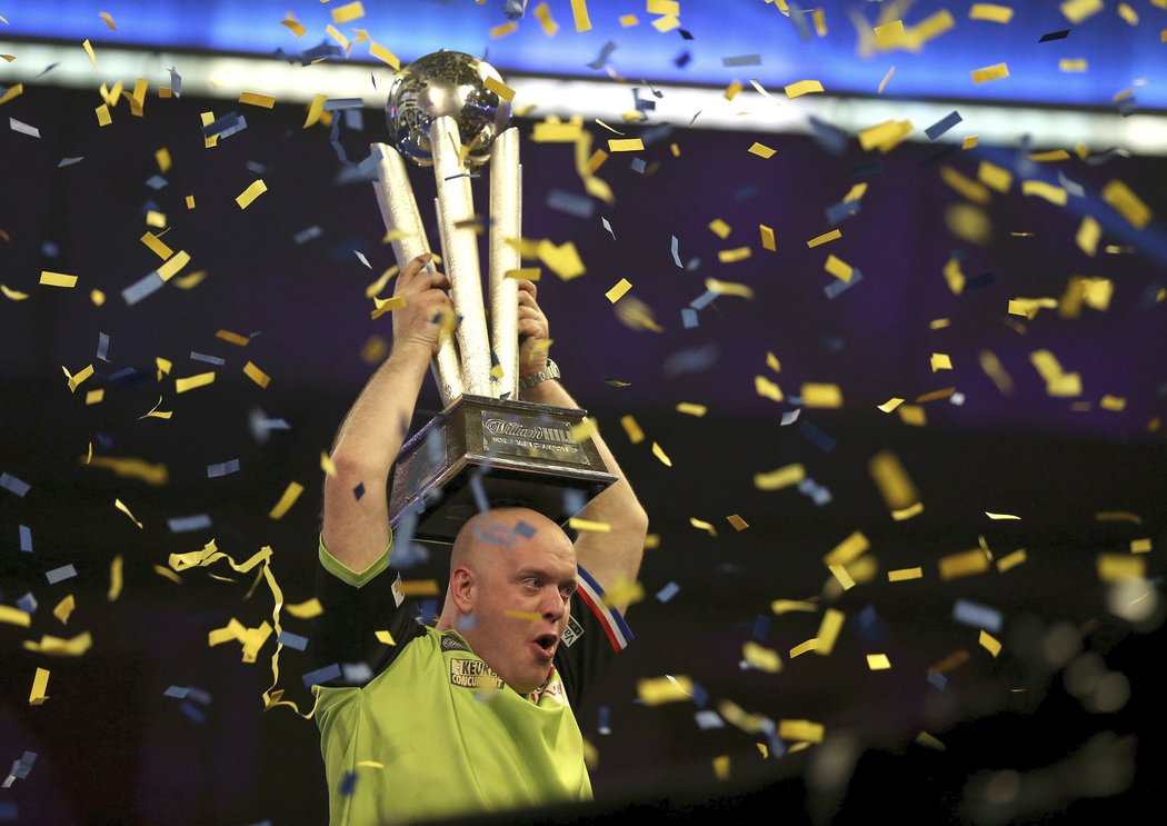 Michael van Gerwen se raduje s trofejí pro šipkařského mistra světa