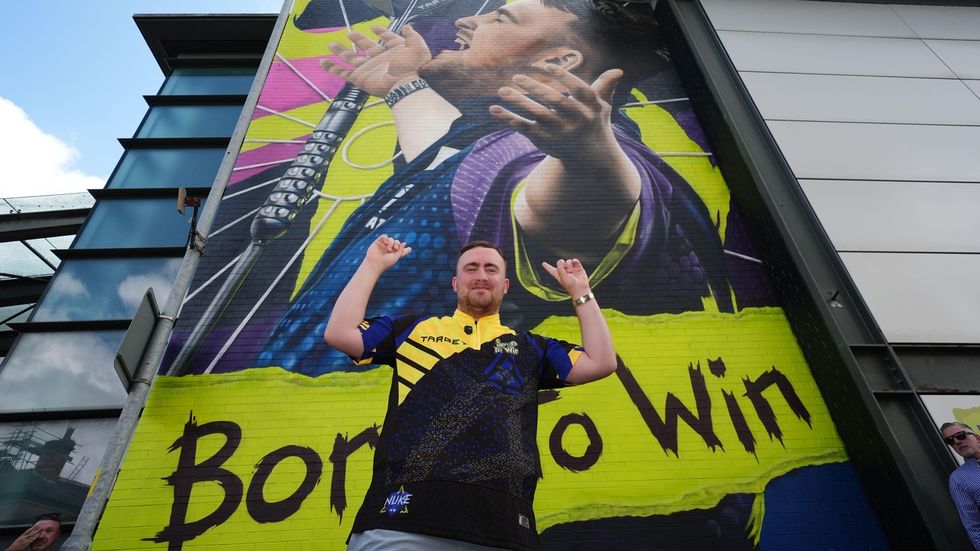 V červenci se Luke Littler v rodném městě Warrington dočkal velké pocty, na jednom z domů byl představena jeho obří mural