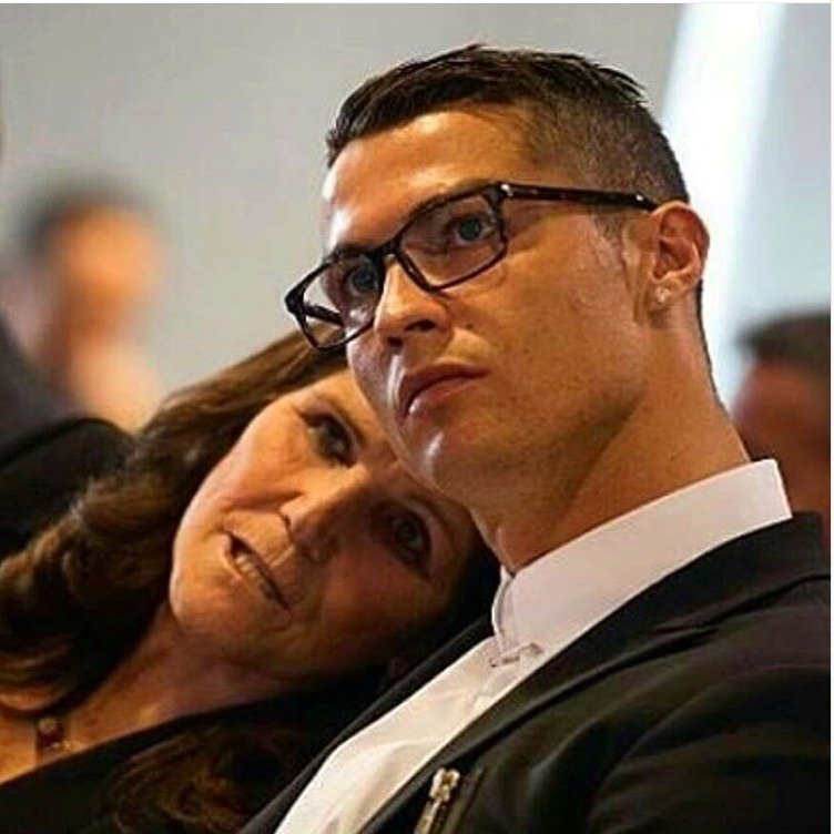 Cristiano Ronaldo má se svou matkou velmi blízký vztah, to je vidět na první pohled. Miluju tě, napsal hvězdný fotbalista ke snímku.