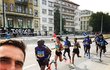 Kucíí, počkejte, už du :). Bývalý desetibojař Roman Šerble si zavtipkoval během pražského maratonu. 