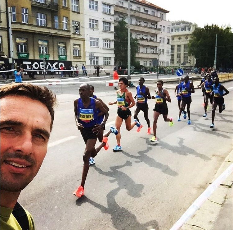 Kucíí, počkejte, už du :). Bývalý desetibojař Roman Šerble si zavtipkoval během pražského maratonu.