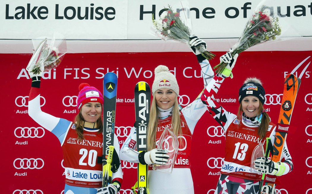 Lindsey Vonnová na stupních vítězů v kanadském Lake Louise