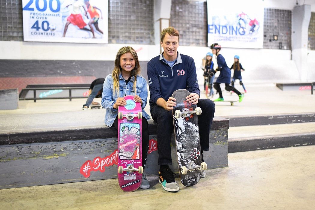 Sky Brownová se v únoru setkala i s největší legendou skateboardingu Tonym Hawkem